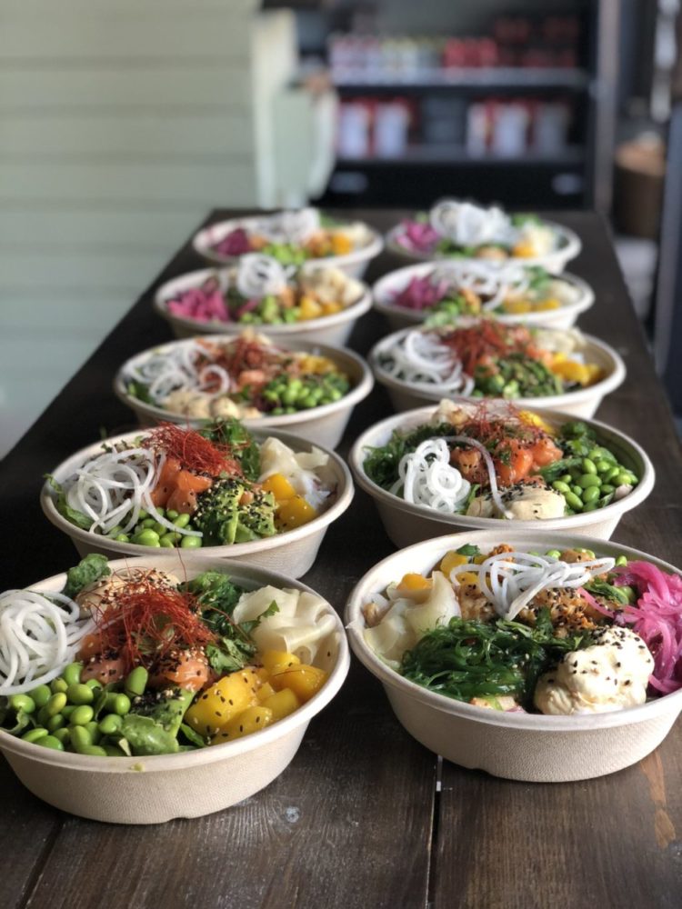 Uppradade poke bowls som förbereds för en beställning